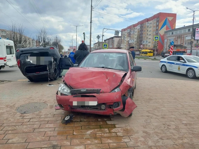 Одна из машин перевернулась, вторая вылетела на тротуар | Источник: Тутаев сегодня / Vk.com