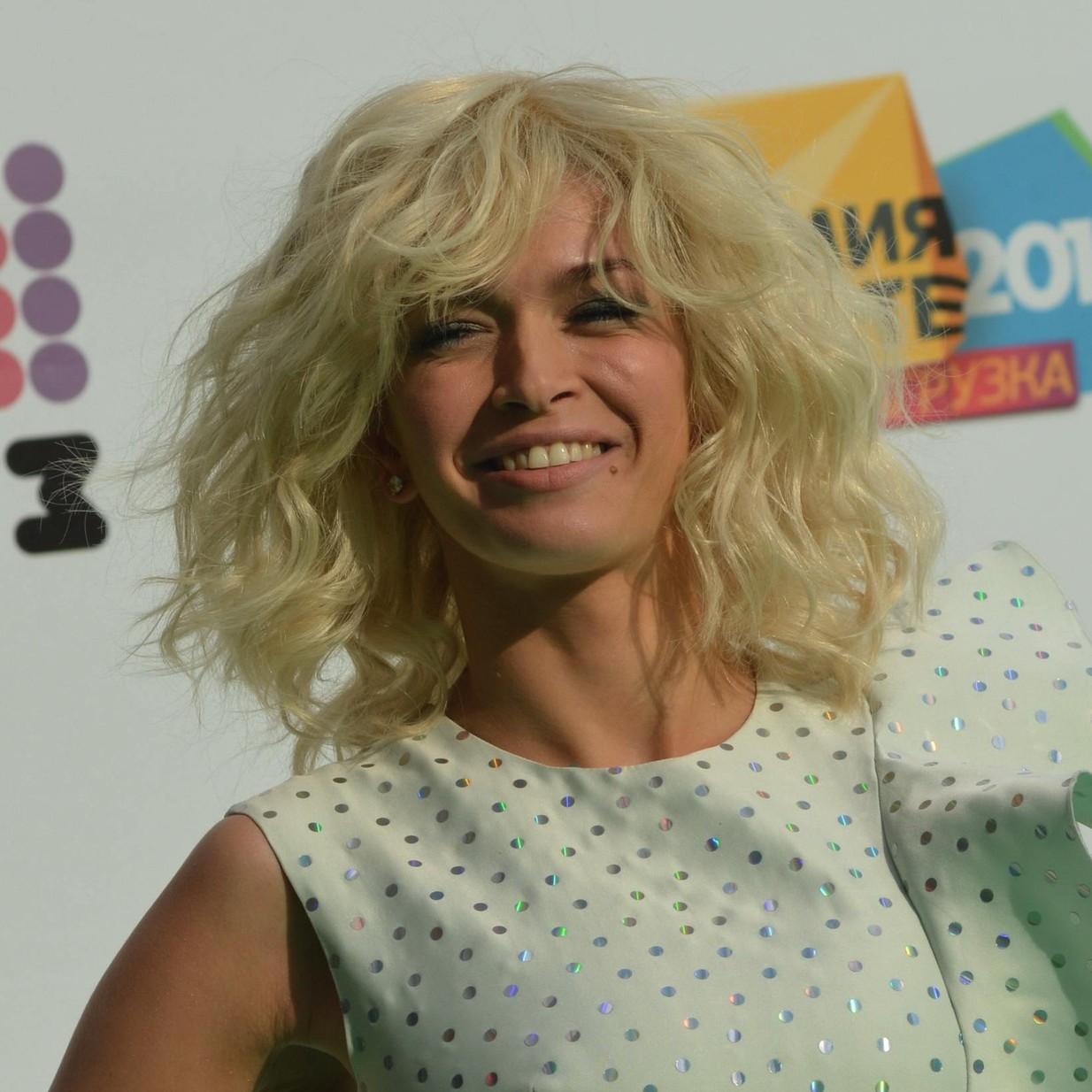 Вера Брежнева хвалится роскошным помолвочным кольцом после того, как Константина Меладзе спалили с молодой красоткой