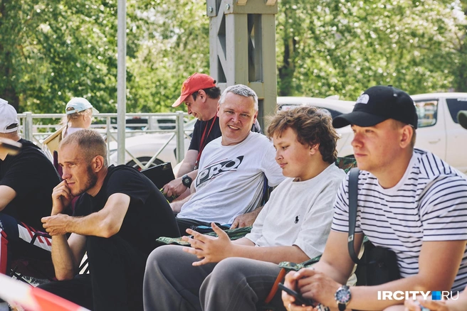 Пока одни спортсмены крутили виражи на трассе, другие отдыхали в тени и смотрели на своих соперников | Источник: Даниил Конин / «ИрСити»