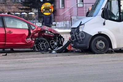 Три автомобиля столкнулись в центре Иркутска, среди них маршрутка