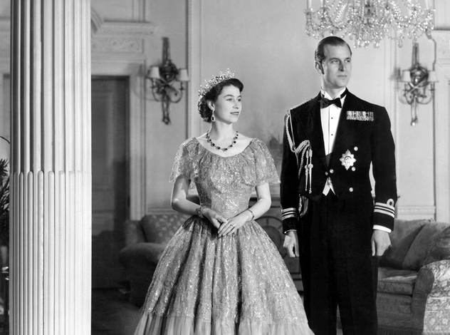 Черный лебедь: как выглядела Елизавета II на первой фотосессии в качестве королевы