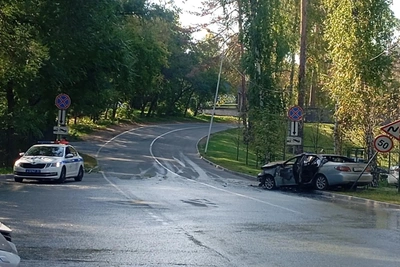 В Новосибирске на Дачном шоссе сгорел автомобиль