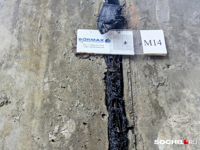 Эти маяки показывают рост трещин, если происходит деформация | Источник: Оксана Витязь / SOCHI1.RU