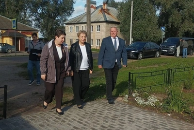 Емельянова проверила благоустройство в Бежаницах