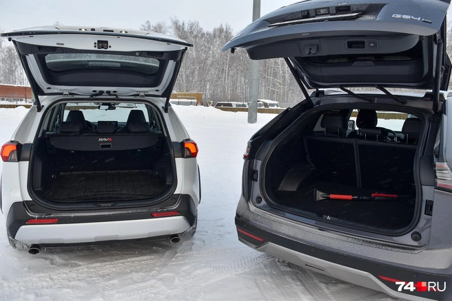 Пятые двери оснащены электроприводом. Объем багажника Toyota до 580&nbsp;л, у GAC GS4&nbsp;— 638&nbsp;л, хотя чисто визуально они сопоставимы. Запаски&nbsp;— малоразмерные | Источник: Артем Краснов