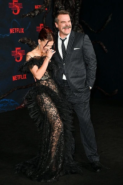 «Очень странные дела»: Милли Бобби Браун и Дэвид Харбор обнимаются на фоне слухов о домогательствах | marieclaire.kz