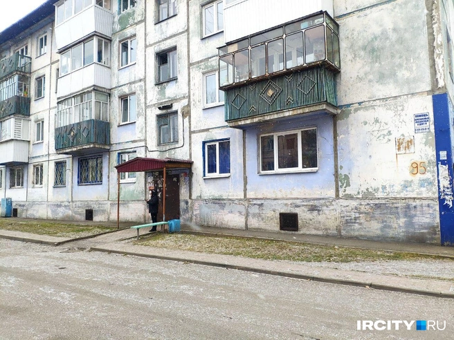 «Он хотел ее напугать». Что говорят жильцы дома в Шелехове, где подросток с ножом напал на свою девушку и соседку | Источник: Алёна Кашпарова / «ИрСити»