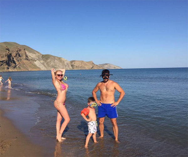 Дарья и Сергей Пынзарь и их старший сын Артем на отдыхе в Крыму