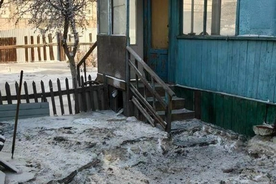 Sewage floods yard in central Chita, freezes a car