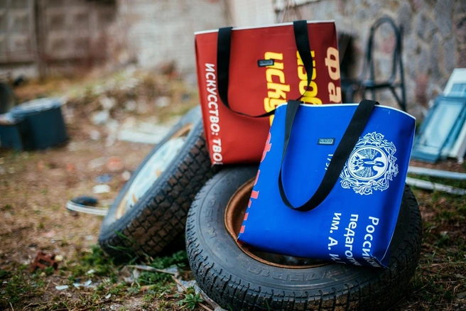 Оригинальные сумки дизайнера Саши POLYΛRUS | Источник: Музей современного искусства PERMM / vk.com