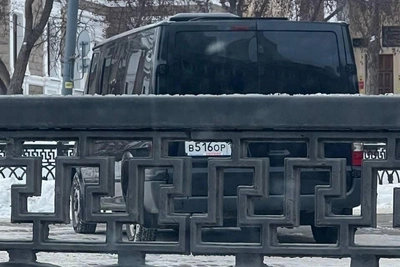 Minibus with 'VOR' plates parks on Chelyabinsk sidewalk again despite fine
