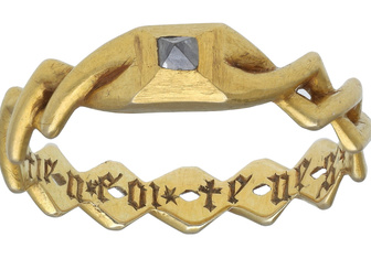 Что написал на обручальном кольце богатый англичанин XIV века? Посмотрите на находку археолога-любителя