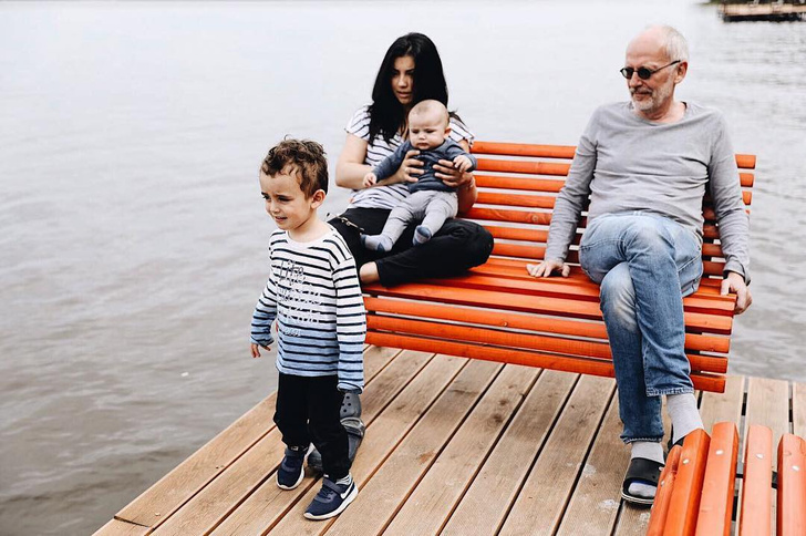 <p>Александр Гордон с экс-женой и детьми</p>
