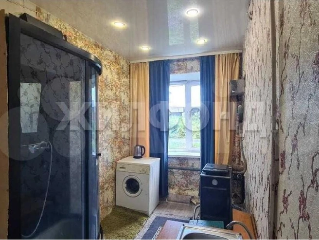 Квартира не без нюансов, зато в санузле много места и есть окно | Источник: Avito.ru