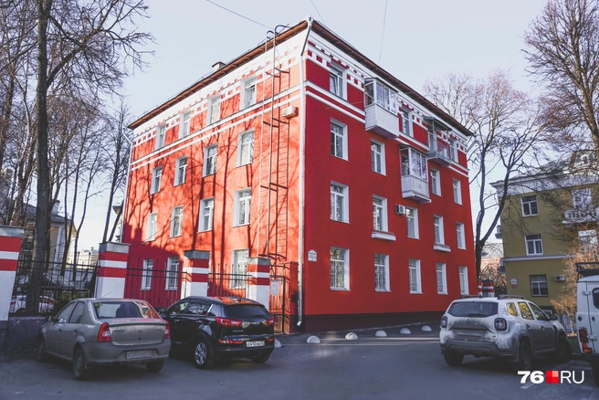 Этот жилой дом в самом центре — на улице Максимова — видно издалека | Источник: Алёна Косточкина