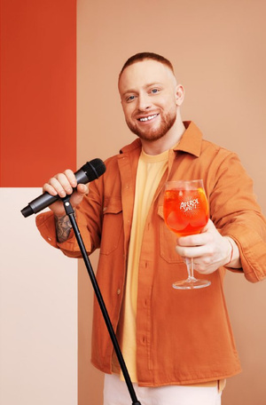 Фото №1 - Популярный хитмейкер Леша Свик и Aperol Spritz готовят яркий музыкальный сюрприз к лету