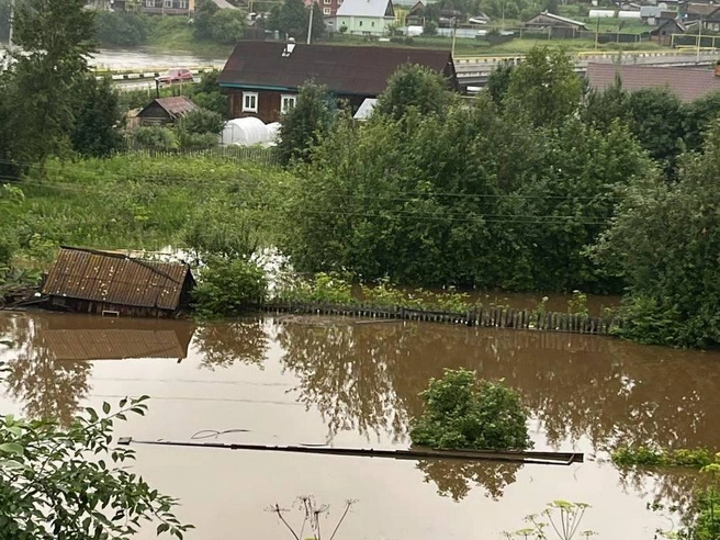 Уральские поселки уходят под воду — кадры ЧП | 166.ru