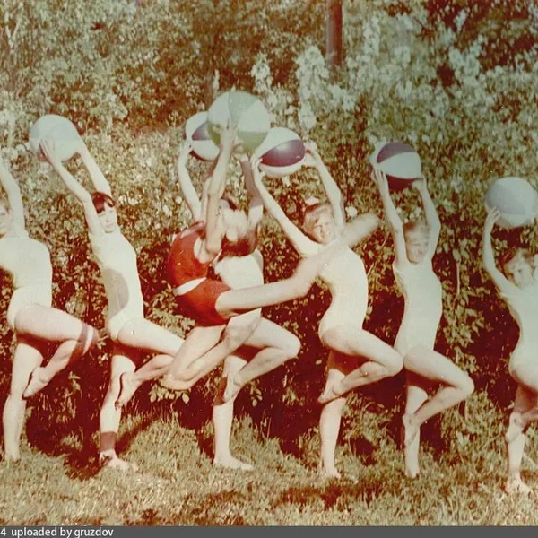 Младшая группа акробатического кружка при ДК завода имени&nbsp;Баранова. 1960-е | Источник: Личный архив Ю.&nbsp;Ф.&nbsp;Ключа / Pastvu.com