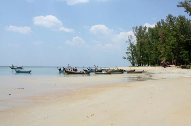 В Таиланде бушует ураган «Випха» | Источник: CC BY-SA 2.0 / Andy Mitchell / Longboats, Nai Yang Beach, Phuket