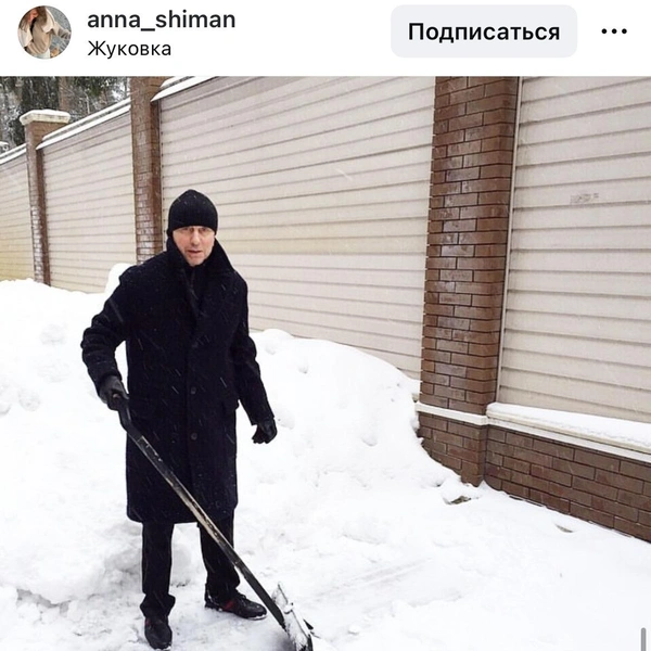 Владимир убирает снег в пальто от Hermes | Источник: anna_shiman / Instagram (Деятельность запрещена на территории РФ)