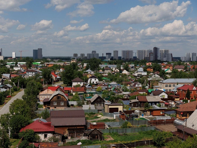 Частный сектор в заречной части города, на заднем плане – район ДОК, активно застраивающийся многоэтажками. Ранее на этом месте тоже был частный сектор, жителей выселили с компенсацией. | Источник: Ирина Шарова / 72.RU