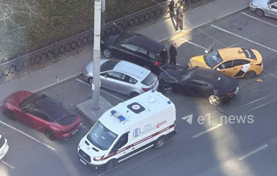В центре Екатеринбурга девушка на спорткаре устроила массовую аварию. Ее увезли на скорой