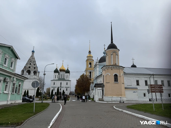 В выходные дни в коломенском «старом городе» полно туристов | Источник: Сергей Петунин / YA62.RU