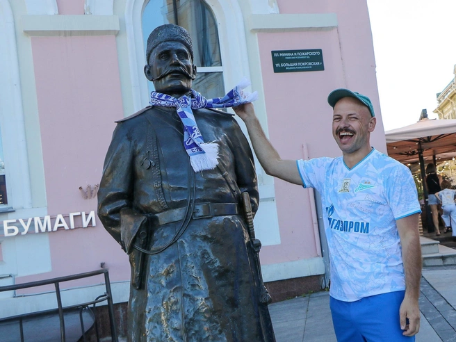 Зато благодаря им городовой стал болельщиком «Зенита» | Источник: Наталья Бурухина / NN.RU