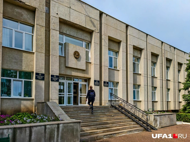 В здании есть стенд с фотографиями секретарей райкома партии — нам кажется, это надо в музей отдавать | Источник: Булат Салихов / UFA1.RU