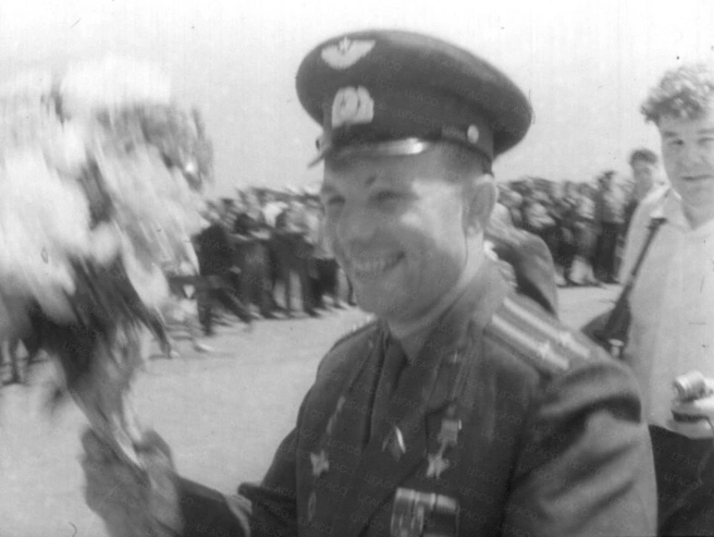 «Я крепко пожал Юре руку и сказал: „До встречи в районе Куйбышева через несколько часов“»,&nbsp;— вспоминал о встрече с Гагариным перед стартом на космодроме один из организаторов подготовки первых советских космонавтов генерал Николай Каманин (здесь и далее цитаты из книги Каманина «Скрытый космос», М.: «Инфортекст-ИФ», 1995–97) | Источник: фотофонды Самарского областного госархива социально-политической истории и Центрального областного госархива