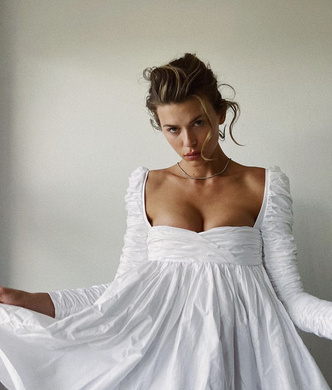 В чем встречать Новый год?Джорджия Фаулер предлагает белое маленькое платье, которое очень красиво подчеркивает грудь