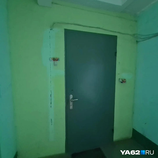 Трещины есть и перед входом в тамбуры | Источник: Светлана Коновалова / YA62.RU