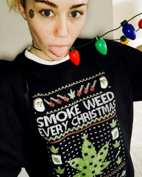 Ugly Sweater Day: самые угарные фотки звезд в нелепых свитерах