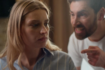 «Каждый раз, когда мы ссоримся, муж поливает такой грязью, что просто ужас. Потом извиняется, но как с ним жить?»