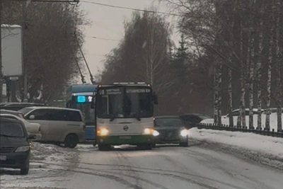 ДТП с автобусом на Красном проспекте: перекрыты полосы