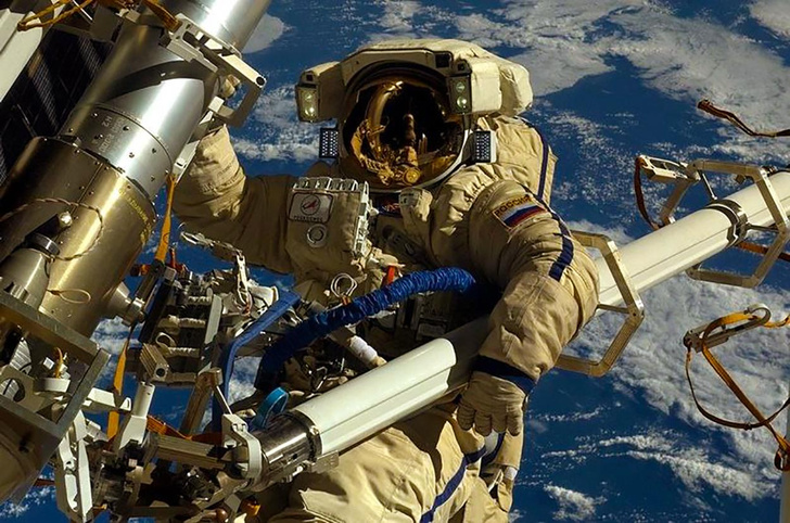 Что будет, если космонавт отпустит какой-либо предмет во время выхода в открытый космос? Объясняет астроном