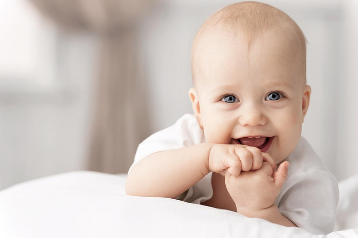 Зубастый младенец: ребенок с 12 зубами родился в Греции