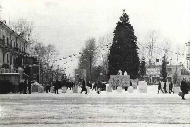 От Нового года зимой никуда не деться. Так в честь праздника украшали площадь в Осинниках | Источник: Краеведческий музей Осинников / pastvu.com