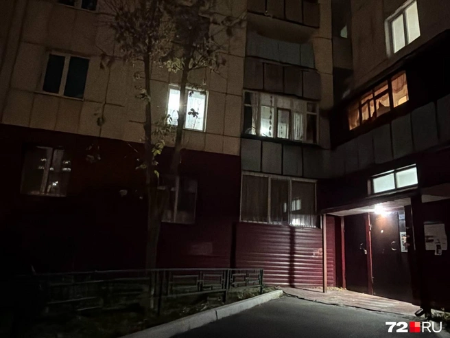 По предварительным данным, бывший муж напал на экс-жену возле ее дома на Олимпийской и устроил стрельбу | Источник: Анастасия Малышкина / 72.RU