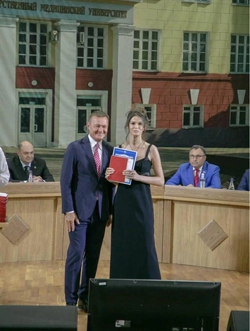 Старовойт на выпускном избранницы