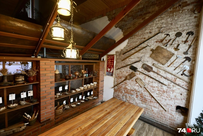 Здесь по договоренности с музеем можно налепить пельменей и потом съесть | Источник: Наталья Лапцевич / 74.RU