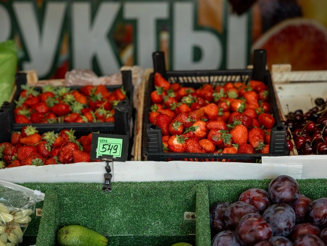 У торгового центра «Флагман» клубника дороже — 549 рублей за килограмм | Источник: Александр Куренной / 76.RU 