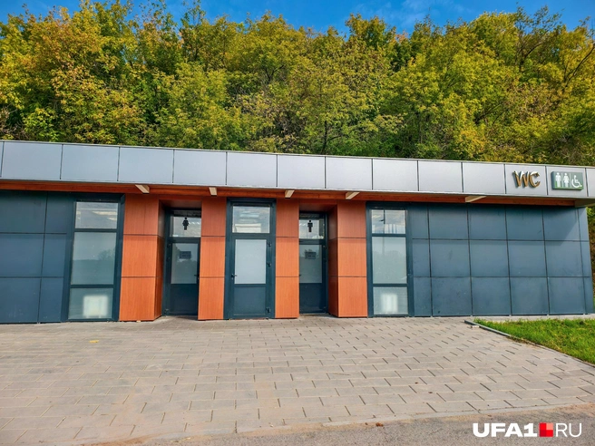 Снаружи туалет выглядит прилично | Источник: Булат Салихов / UFA1.RU