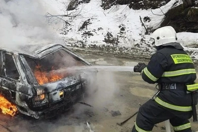 В Долинске на улице Долинской загорелся автомобиль
