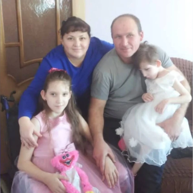 14 лет назад в России разделили сиамских близняшек Элю и Виолу: как они живут сейчас