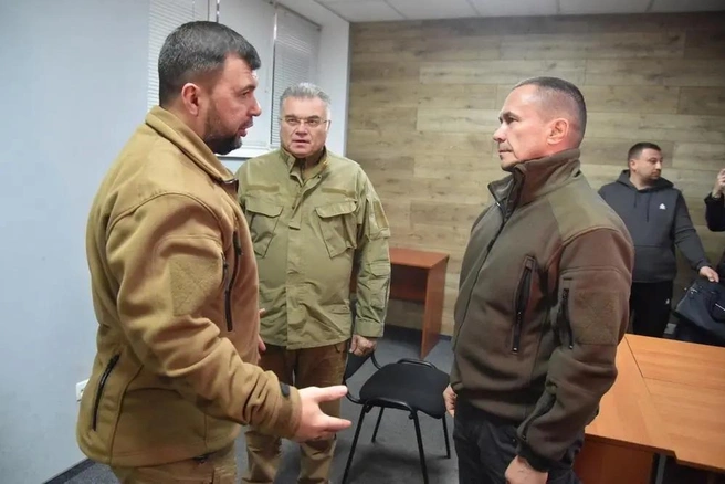 Глава ДНР Денис Пушилин (слева), в 2022 году руководитель администрации Мариуполя Константин Иващенко (в центре) и бывший мэр Иркутска Дмитрий Бердников | Источник: сайт главы ДНР Дениса Пушилина