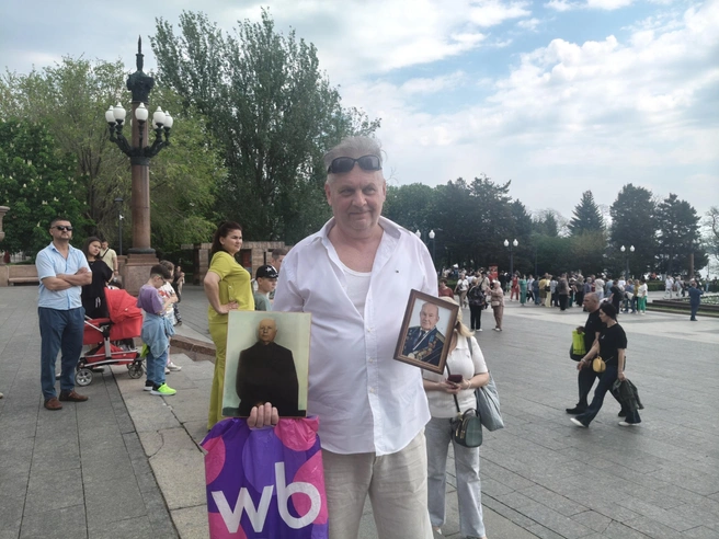 Слева на фото — отец Сергея Булахтина, справа — его родственник | Источник: Мария Умнова / V1.RU