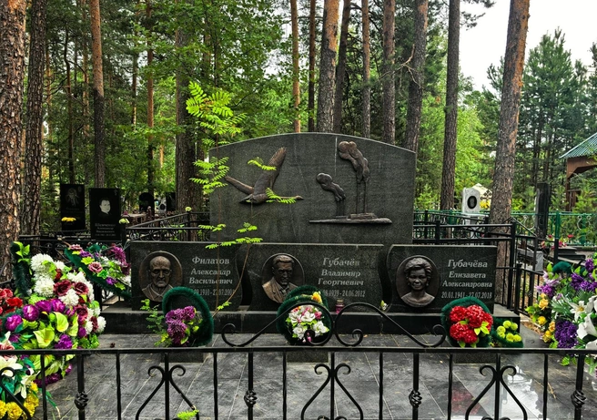 На памятной плите изображены трубы Сургутской ГРЭС, которой Владимир Губачёв руководил многие годы | Источник: Анастасия Шевякова / 86.RU