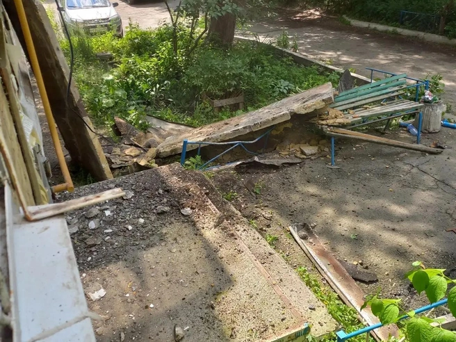 Одна из плит упала на забор и скамейку | Источник: читатель 74.RU