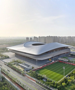 Бюро Zaha Hadid Architects завершило стадион в Сиане с крышей в форме седла